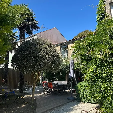 Ancienne Colonie Dans Le Centre De St Denis D'oleron