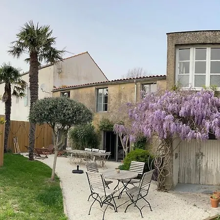 Ancienne Colonie Dans Le Centre De St Denis D'oleron *